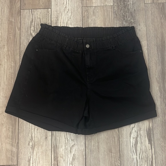 SHEIN Sexy Plus Paperbag Waist Roll Hem shorts - Picture 2 of 6